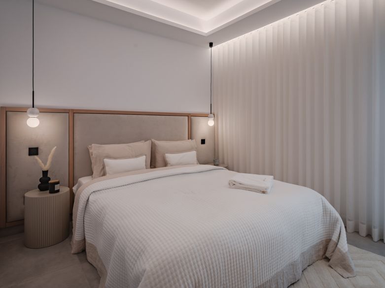 BRIGHT AND SPACIOUS FULLY RENOVATED FRONTLEX PENTHOUSE WITH PANORAMIC VIEWS OVER THE MARINA