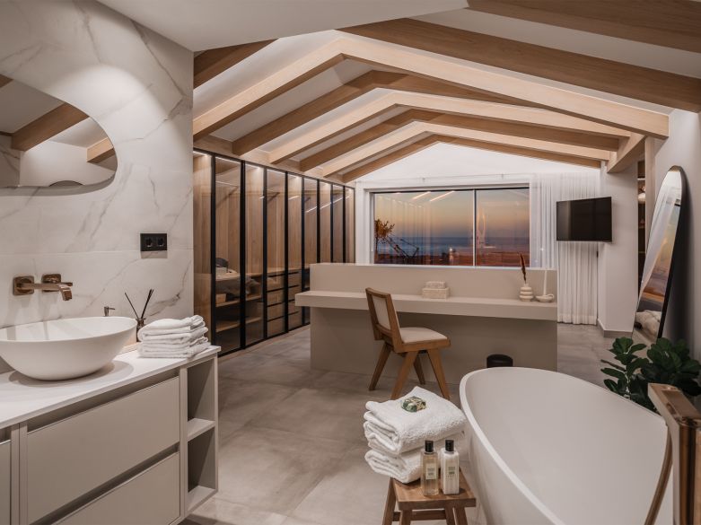 BRIGHT AND SPACIOUS FULLY RENOVATED FRONTLEX PENTHOUSE WITH PANORAMIC VIEWS OVER THE MARINA