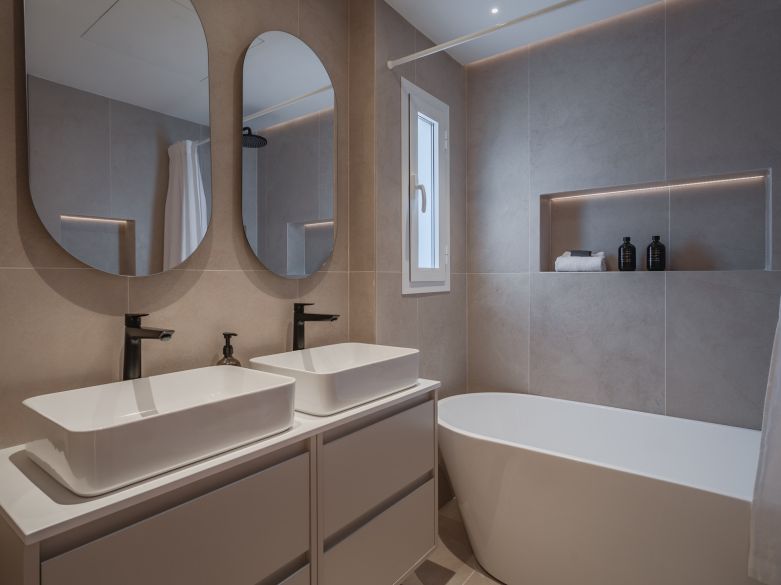 BRIGHT AND SPACIOUS FULLY RENOVATED FRONTLEX PENTHOUSE WITH PANORAMIC VIEWS OVER THE MARINA