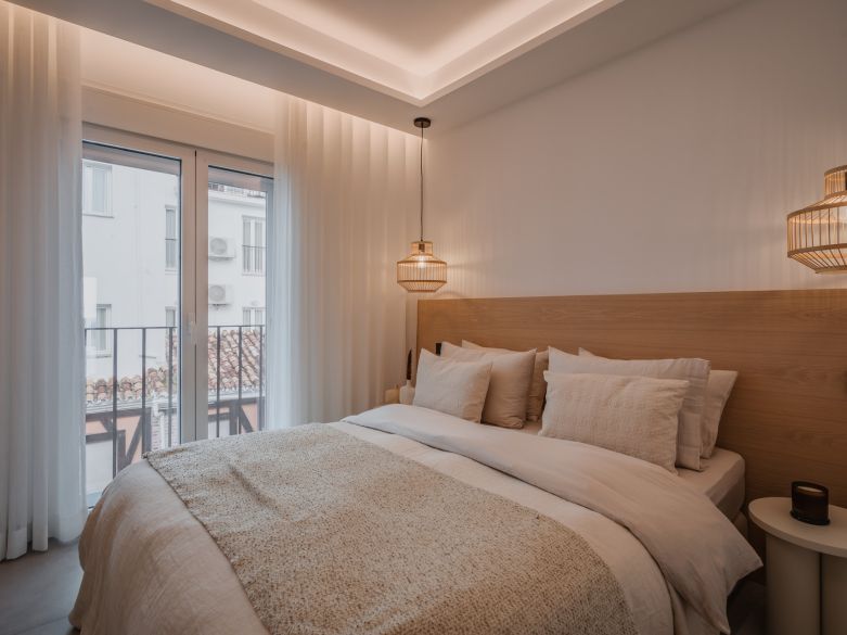 BRIGHT AND SPACIOUS FULLY RENOVATED FRONTLEX PENTHOUSE WITH PANORAMIC VIEWS OVER THE MARINA