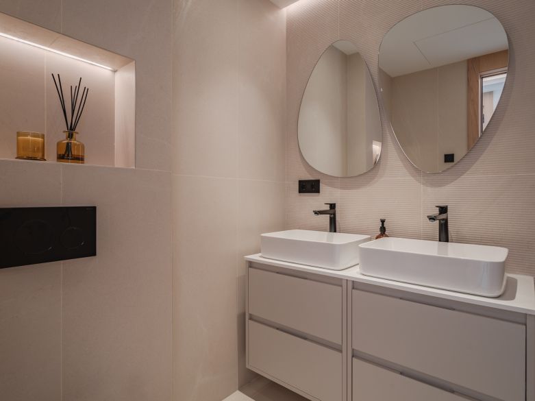 BRIGHT AND SPACIOUS FULLY RENOVATED FRONTLEX PENTHOUSE WITH PANORAMIC VIEWS OVER THE MARINA