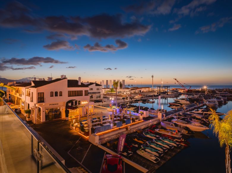 BRIGHT AND SPACIOUS FULLY RENOVATED FRONTLEX PENTHOUSE WITH PANORAMIC VIEWS OVER THE MARINA