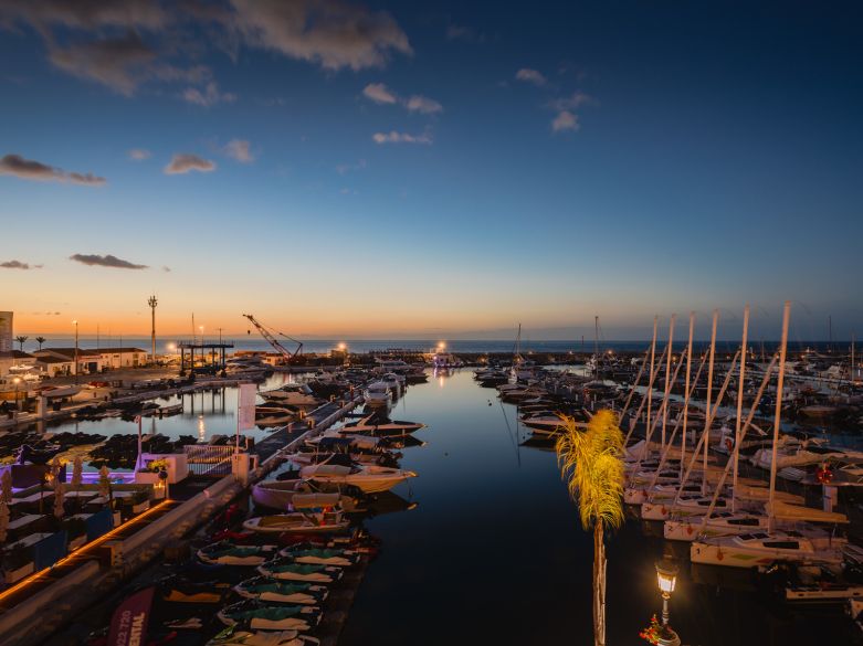 BRIGHT AND SPACIOUS FULLY RENOVATED FRONTLEX PENTHOUSE WITH PANORAMIC VIEWS OVER THE MARINA