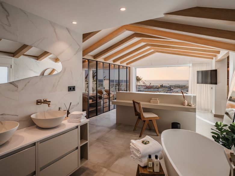 BRIGHT AND SPACIOUS FULLY RENOVATED FRONTLEX PENTHOUSE WITH PANORAMIC VIEWS OVER THE MARINA