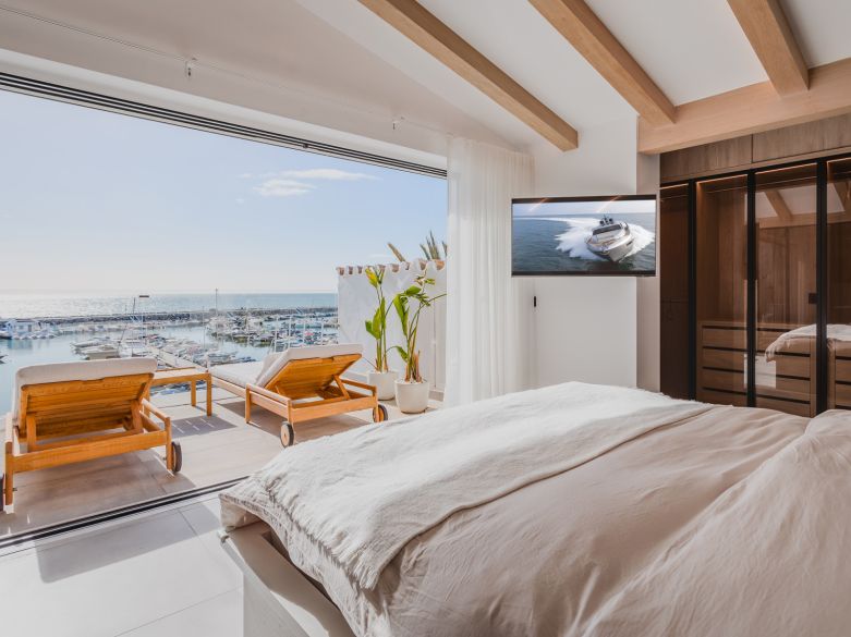 BRIGHT AND SPACIOUS FULLY RENOVATED FRONTLEX PENTHOUSE WITH PANORAMIC VIEWS OVER THE MARINA