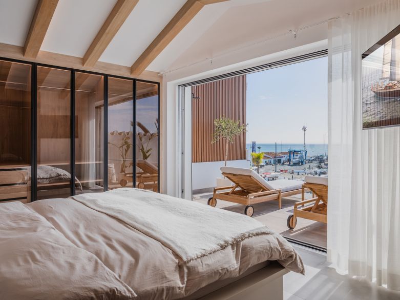 BRIGHT AND SPACIOUS FULLY RENOVATED FRONTLEX PENTHOUSE WITH PANORAMIC VIEWS OVER THE MARINA