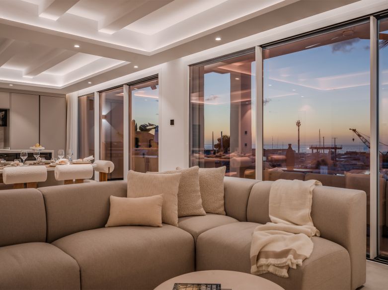 BRIGHT AND SPACIOUS FULLY RENOVATED FRONTLEX PENTHOUSE WITH PANORAMIC VIEWS OVER THE MARINA