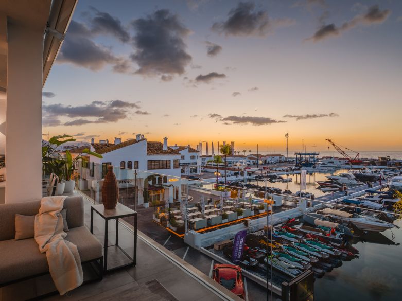 BRIGHT AND SPACIOUS FULLY RENOVATED FRONTLEX PENTHOUSE WITH PANORAMIC VIEWS OVER THE MARINA