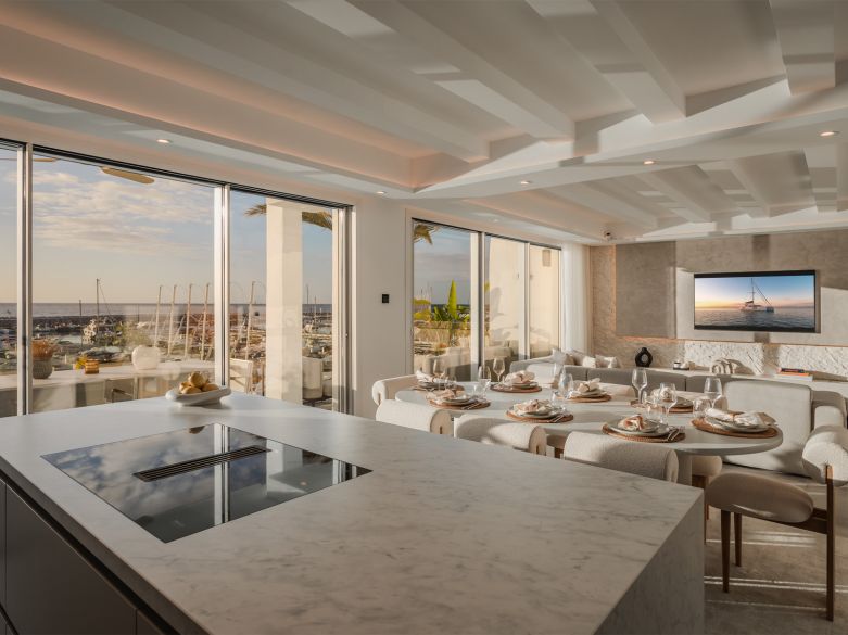 BRIGHT AND SPACIOUS FULLY RENOVATED FRONTLEX PENTHOUSE WITH PANORAMIC VIEWS OVER THE MARINA