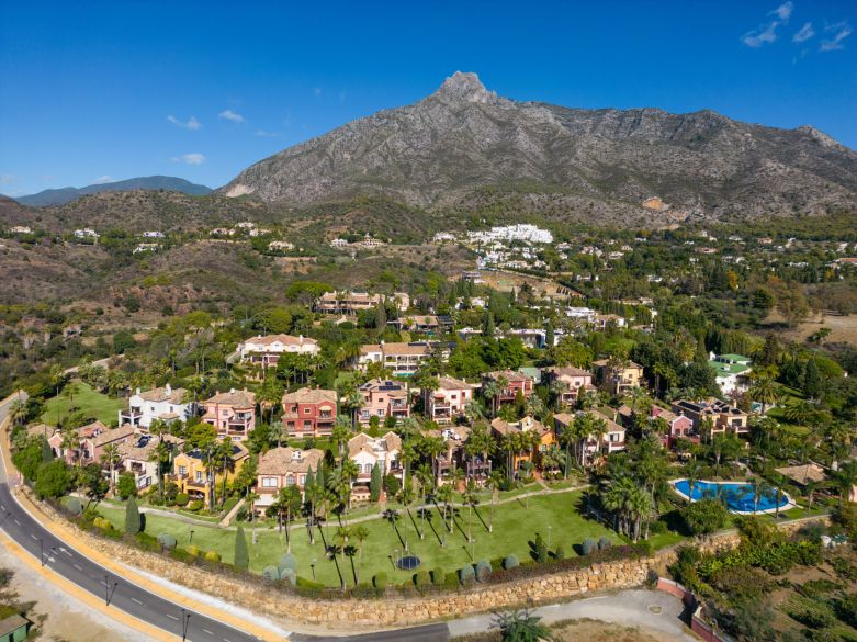 Refurbished large family townhouse in La Capellania, on the Golden Mile of Marbella!