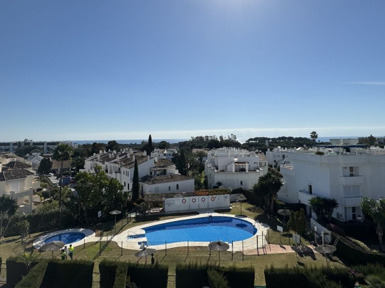 Penthouse duplex merveilleux avec vue sur mer captivante situé dans la partie inférieure d'El Paraiso!