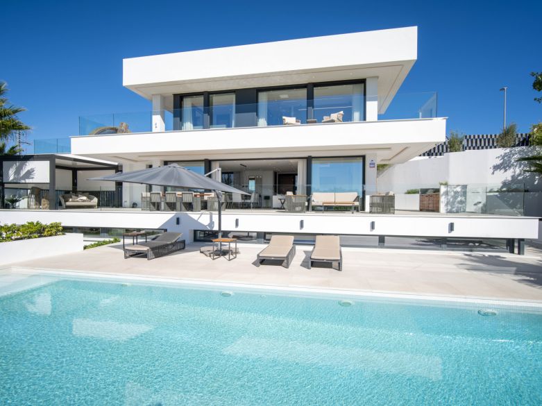 A superb modern villa with panoramic views in Nueva Andalucía!