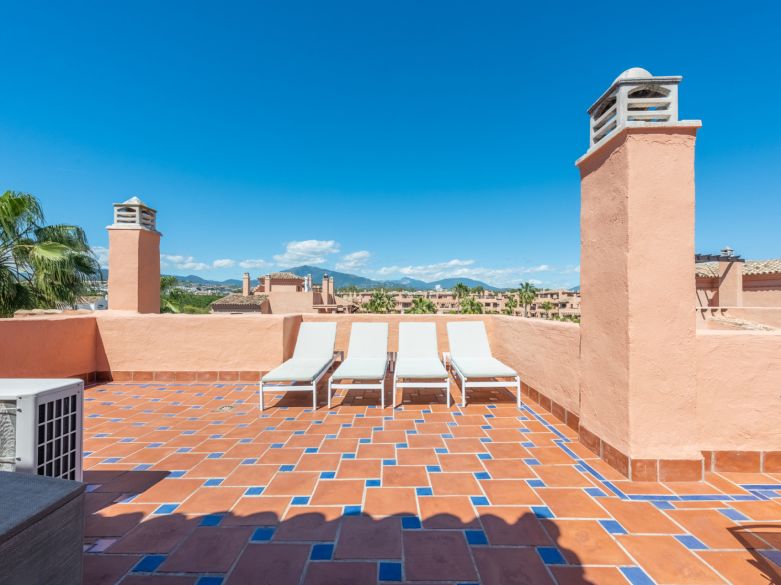Great duplex penthouse in Hacienda del Sol, 200 meters from the beach!
