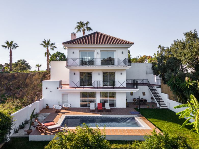 Villa de 3 dormitorios en la montaña en una posición tranquila en Estepona!