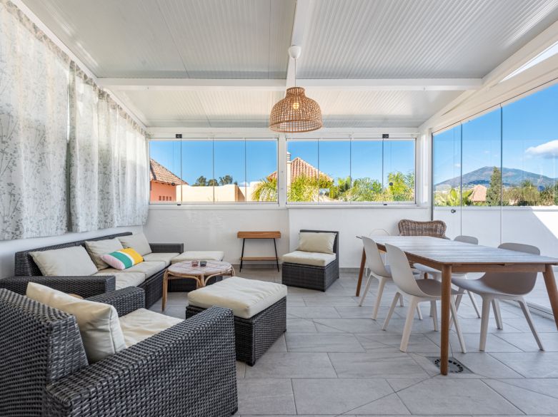 Atractivo ático con una gran terraza cubierta y abierta cerca de la playa y de Puerto Banús!