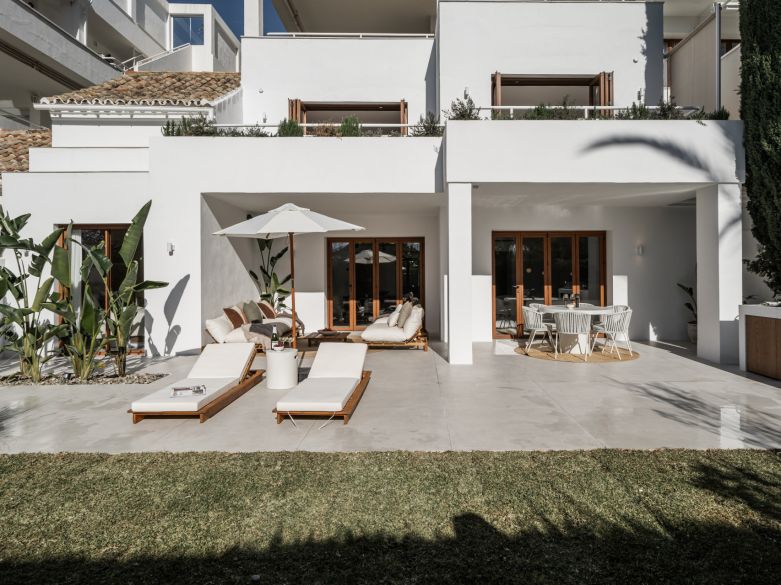 Beautiful duplex house located in Alcores del Golf, frontline to Los Naranjos Golf.
