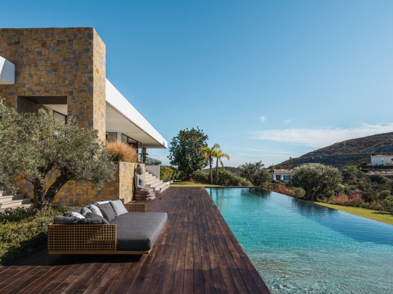 Unique one level villa with indoor & outdoor swimming pool in the gated Marbella Club Golf Resort!