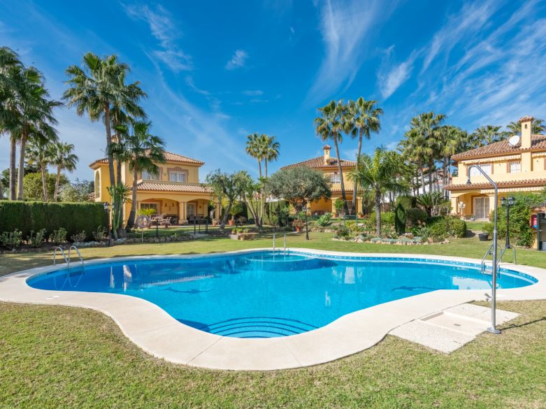 Elegante villa de estilo andaluz en Monte Biarritz, a poca distancia de la playa, tiendas y restaurantes!