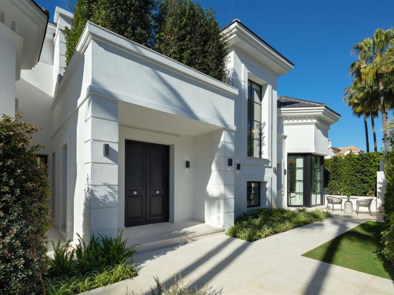 Fabulous villa in the ultraprime Sierra Blanca. With indoor pool, spa and entertainment area!