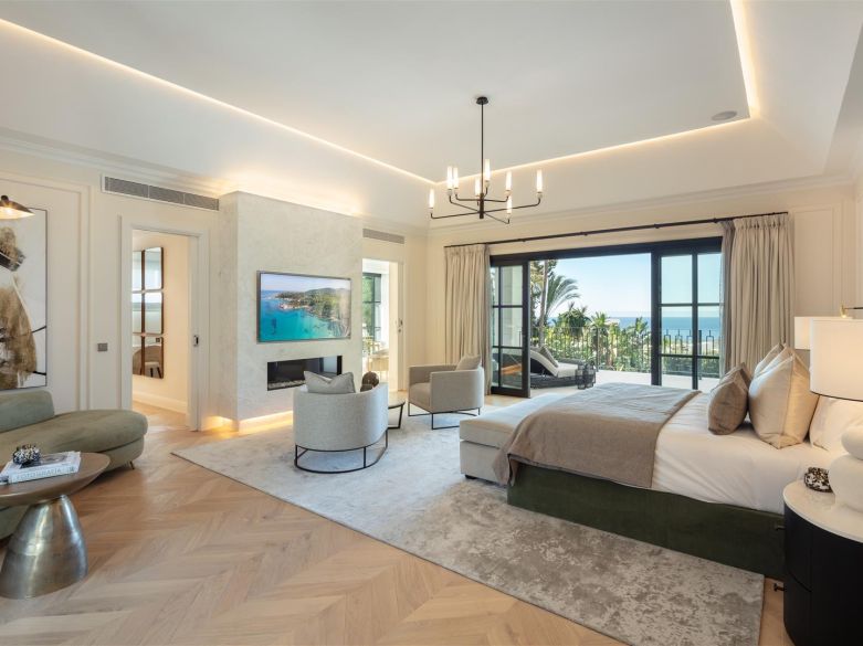 Fabulous villa in the ultraprime Sierra Blanca. With indoor pool, spa and entertainment area!
