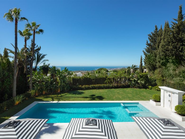 Fabulous villa in the ultraprime Sierra Blanca. With indoor pool, spa and entertainment area!