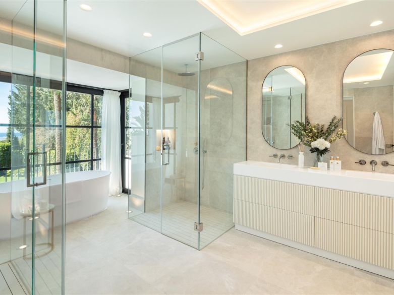 Fabulous villa in the ultraprime Sierra Blanca. With indoor pool, spa and entertainment area!