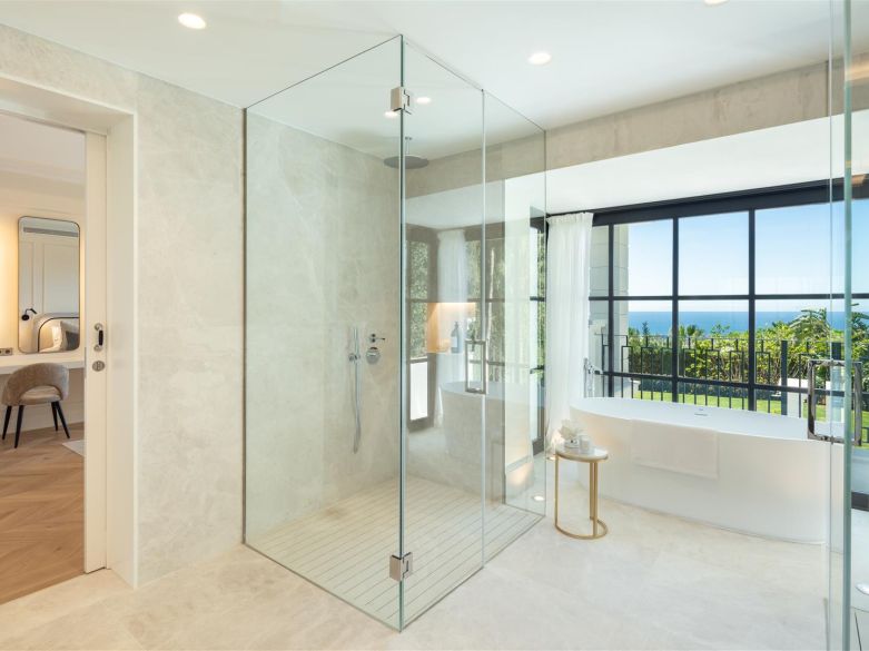 Fabulous villa in the ultraprime Sierra Blanca. With indoor pool, spa and entertainment area!