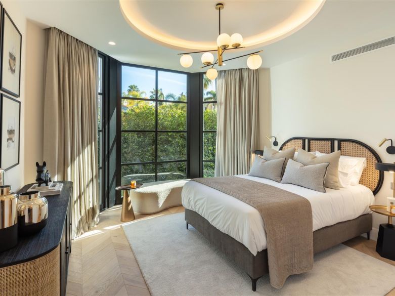 Fabulous villa in the ultraprime Sierra Blanca. With indoor pool, spa and entertainment area!
