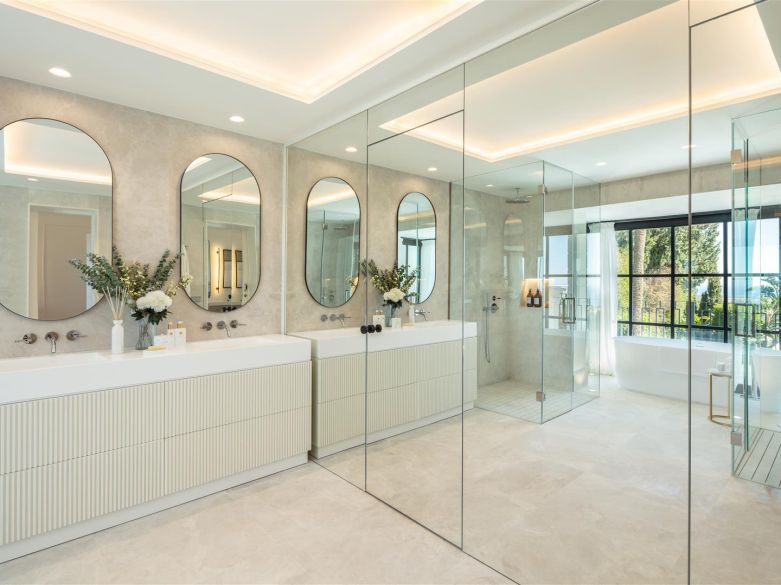Fabulous villa in the ultraprime Sierra Blanca. With indoor pool, spa and entertainment area!
