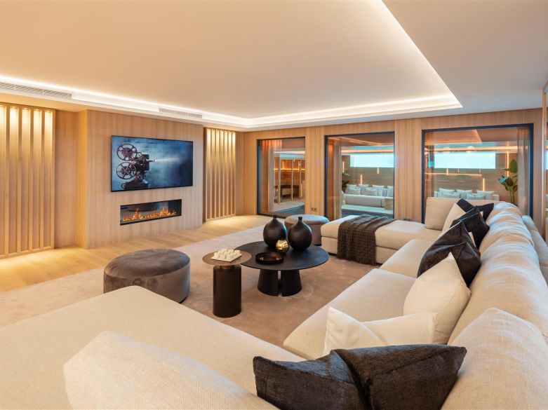 Fabulous villa in the ultraprime Sierra Blanca. With indoor pool, spa and entertainment area!
