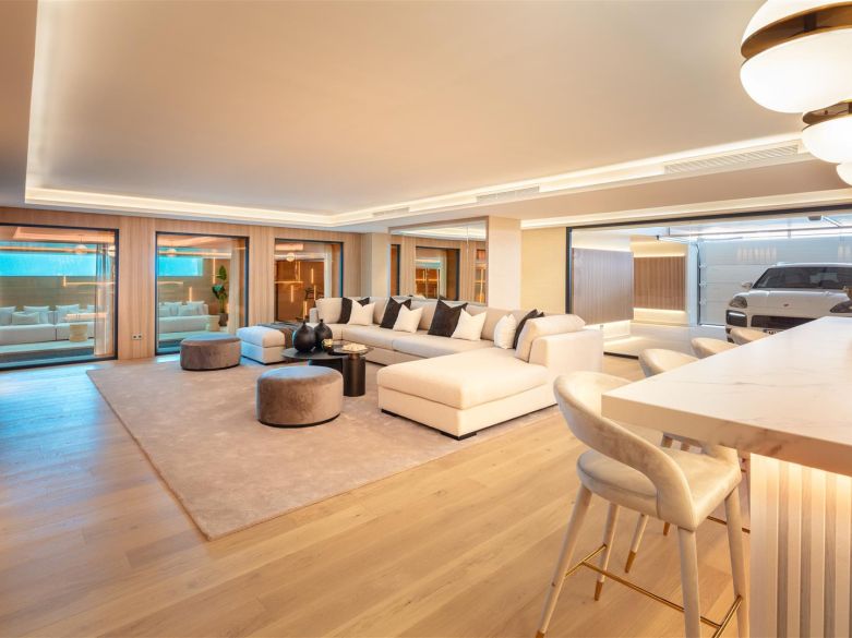 Fabulous villa in the ultraprime Sierra Blanca. With indoor pool, spa and entertainment area!