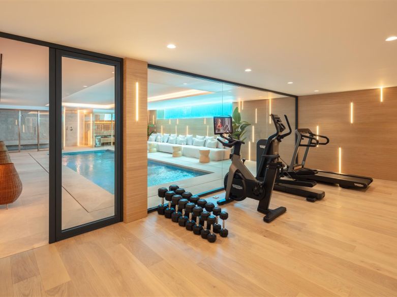 Fabulous villa in the ultraprime Sierra Blanca. With indoor pool, spa and entertainment area!