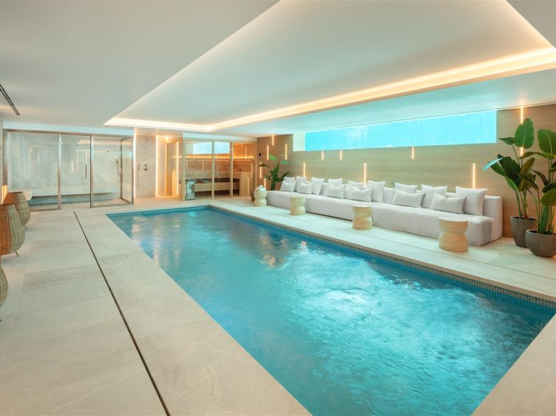Fabulous villa in the ultraprime Sierra Blanca. With indoor pool, spa and entertainment area!