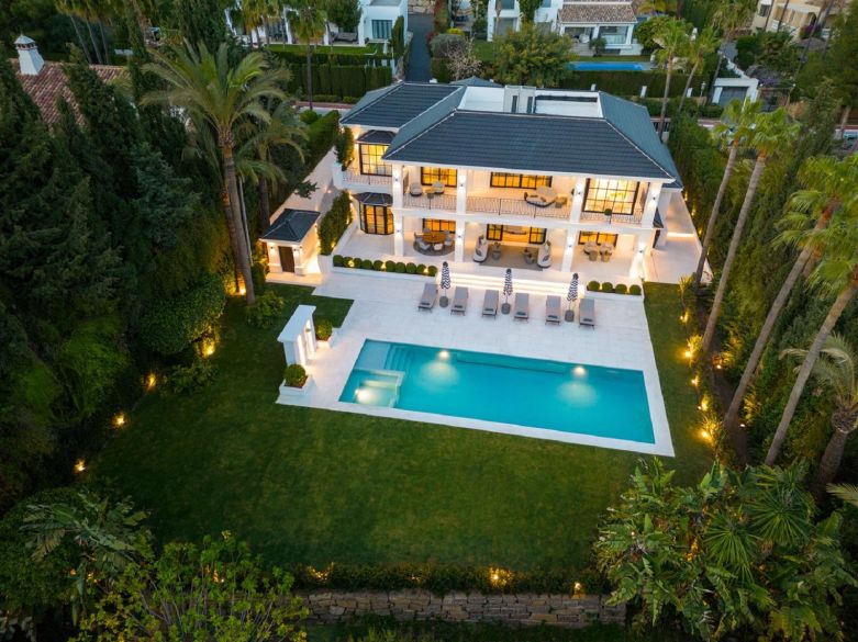 Fabulous villa in the ultraprime Sierra Blanca. With indoor pool, spa and entertainment area!