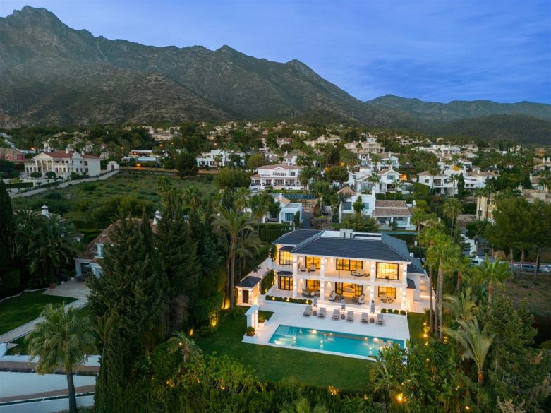 Fabulous villa in the ultraprime Sierra Blanca. With indoor pool, spa and entertainment area!