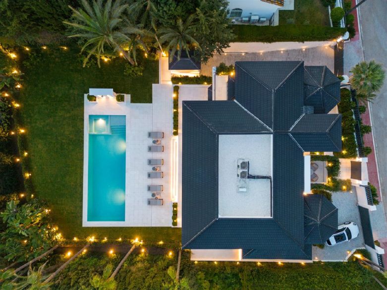 Fabulous villa in the ultraprime Sierra Blanca. With indoor pool, spa and entertainment area!