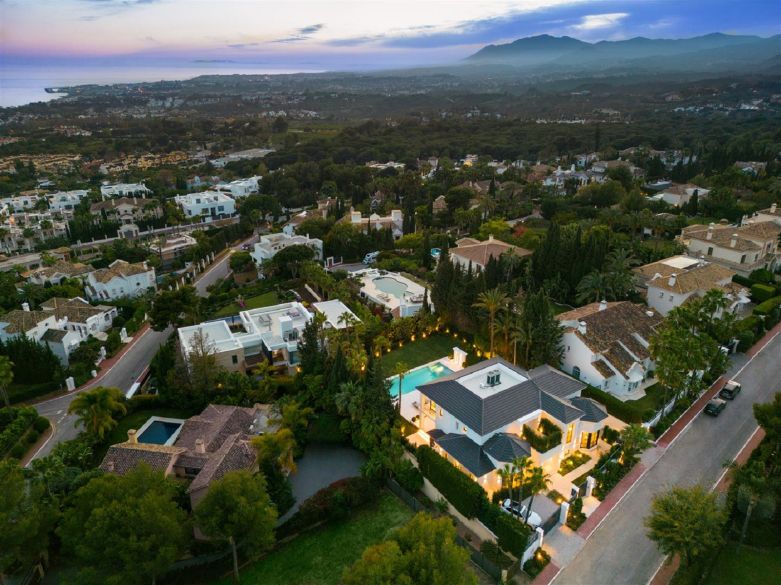 Fabulous villa in the ultraprime Sierra Blanca. With indoor pool, spa and entertainment area!