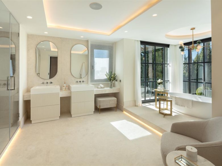 Fabulous villa in the ultraprime Sierra Blanca. With indoor pool, spa and entertainment area!