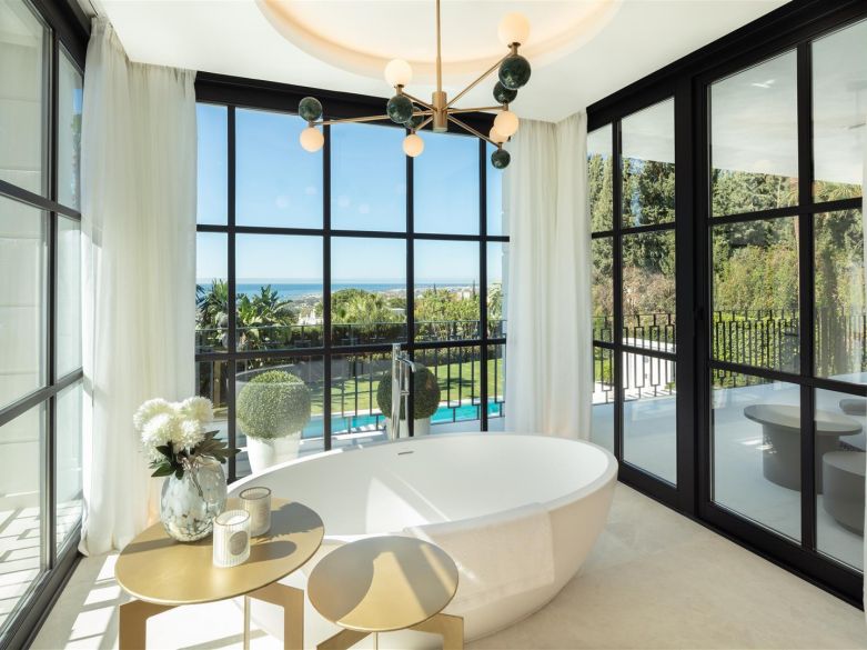 Fabulous villa in the ultraprime Sierra Blanca. With indoor pool, spa and entertainment area!