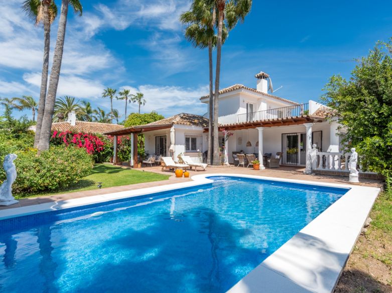 Très jolie villa avec un jardin enchanteur situé à distance de marche des commerces, restaurants et la plage!