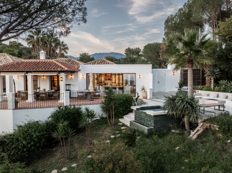 Refurbished, one level villa in the gated El Madronal off the Ronda road!