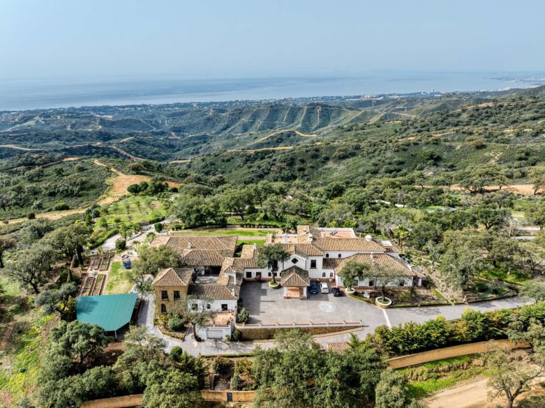 Impressive country estate with panoramic views!