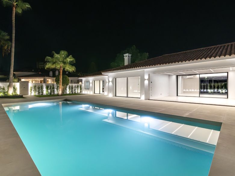Villa de golf de primera línea moderna en el lujoso barrio de Guadalmina Alta!
