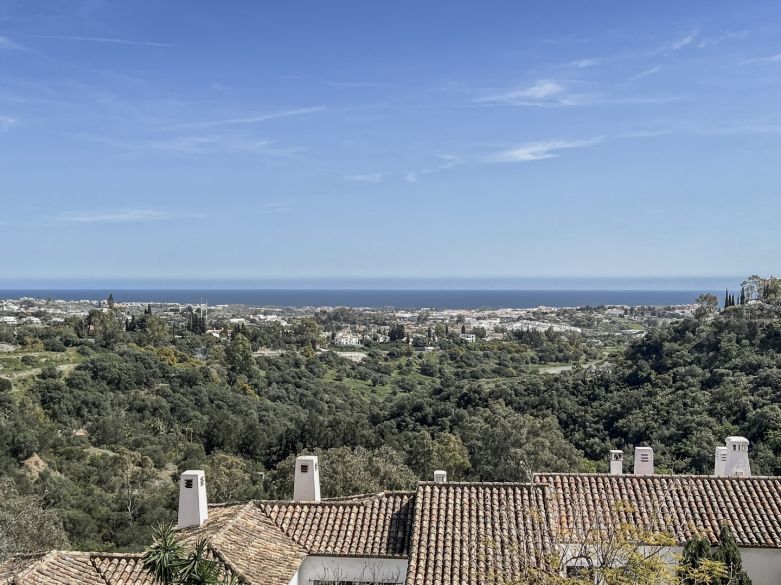 Una parcela única en forma de C en Puerto de los Almendros ofrece vistas panorámicas del Mediterráneo!