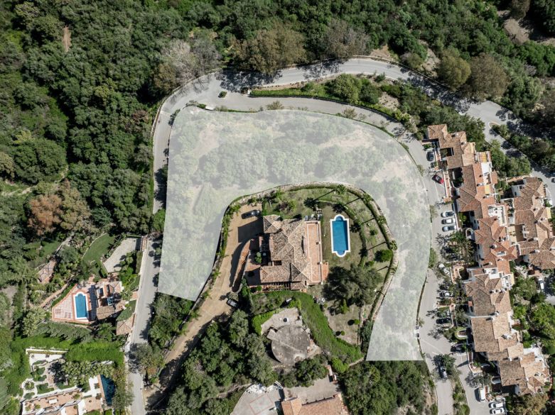 Una parcela única en forma de C en Puerto de los Almendros ofrece vistas panorámicas del Mediterráneo!