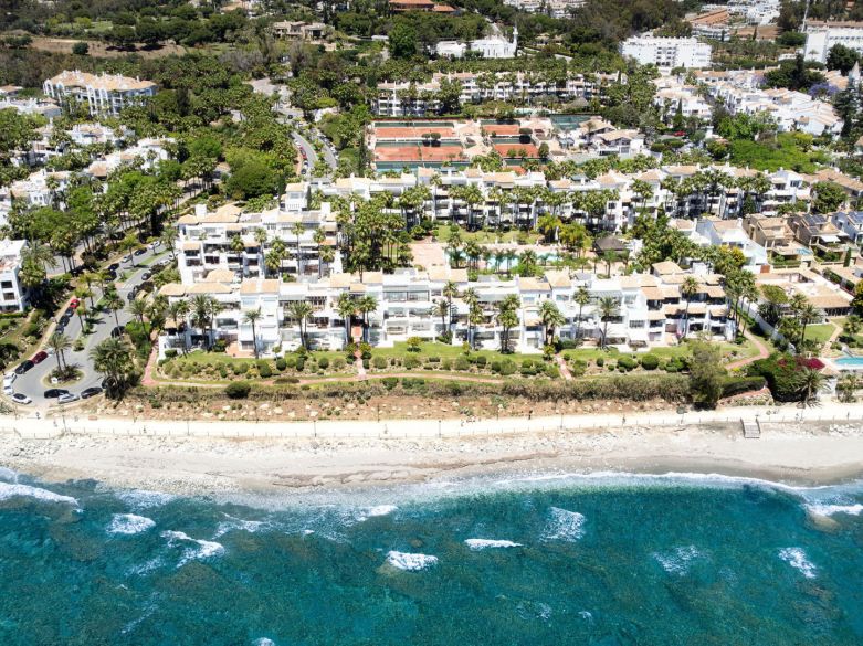 Frontline beach apartment by the Hotel Puente Romano, completely refurbished!