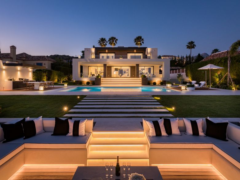 Villa de ensueño en primera línea de Los naranjos Golf en Nueva Andalucia