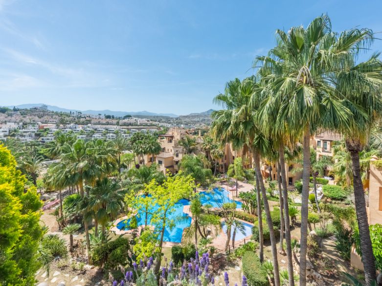 Magnifique penthouse à El Campanario, avec vue sur la mer et terrasses de style oasis!