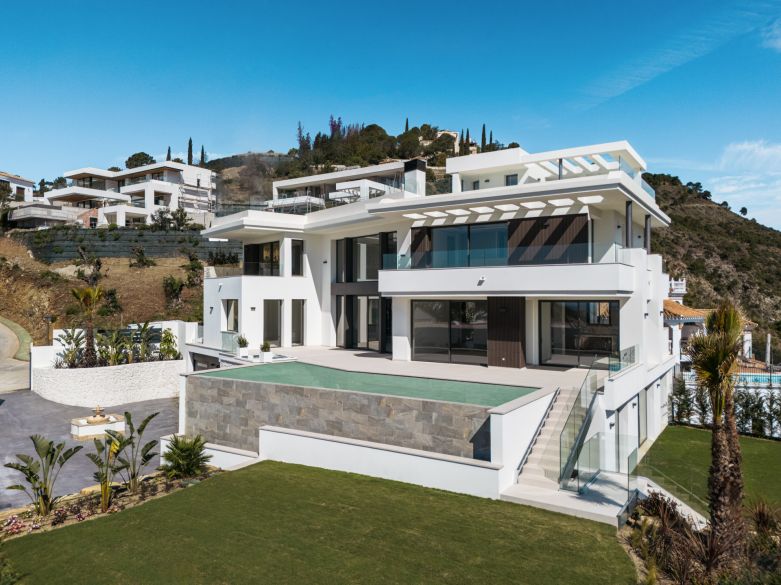 Villa nueva en la comunidad cerrada de Lomas de La Quinta, con impresionantes vistas al mar y a la montaña!