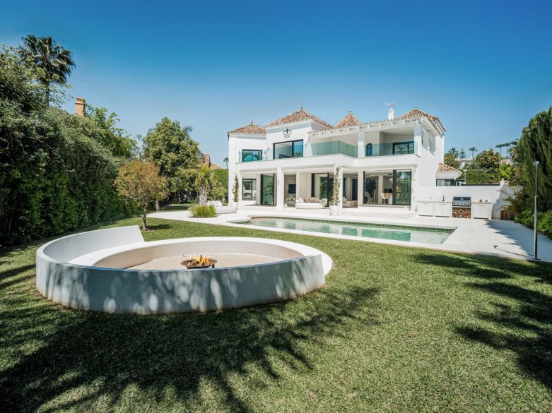 Villa reformada en la comunidad cerrada de Parcelas del Golf en Nueva Andalucia!